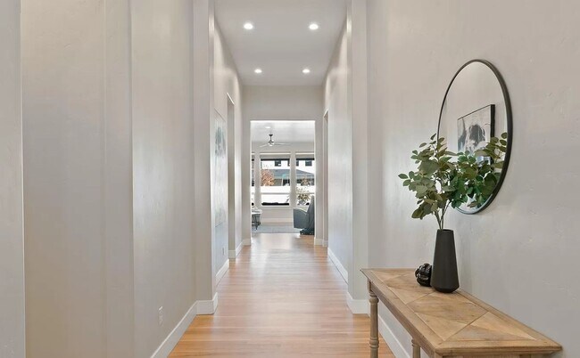Foto del edificio - Short term lease for this gorgeous 3 bed 2...