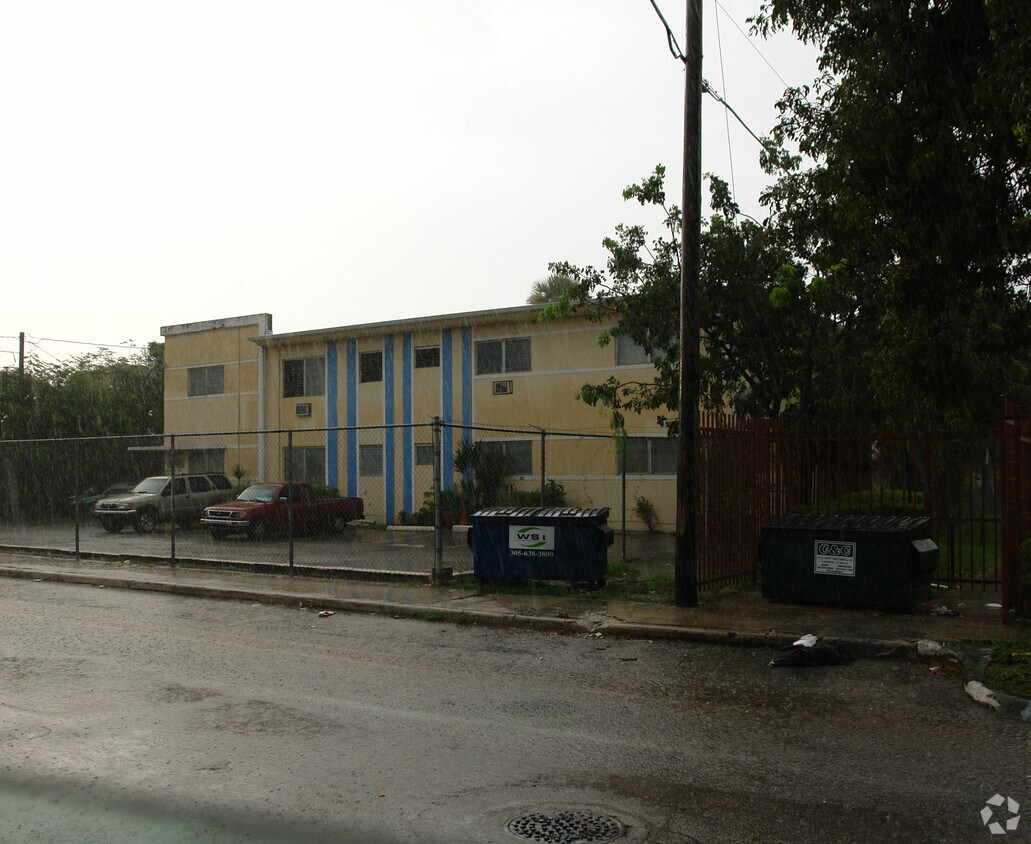 Foto del edificio - 70 NW 77th St