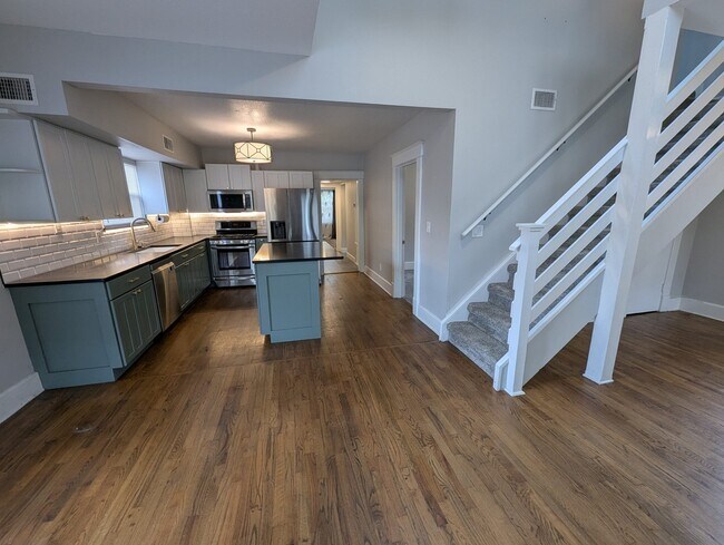 Building Photo - 809 N Hyer Ave