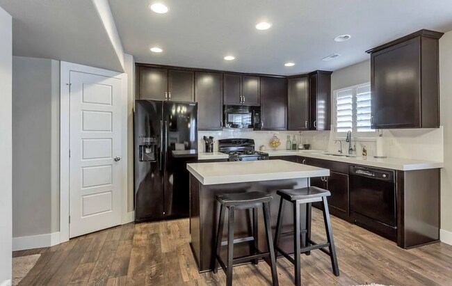 Foto del edificio - Charming 3-Bedroom Home with Fenced Yard, & Modern Comforts in Prime Pleasant Grove Location