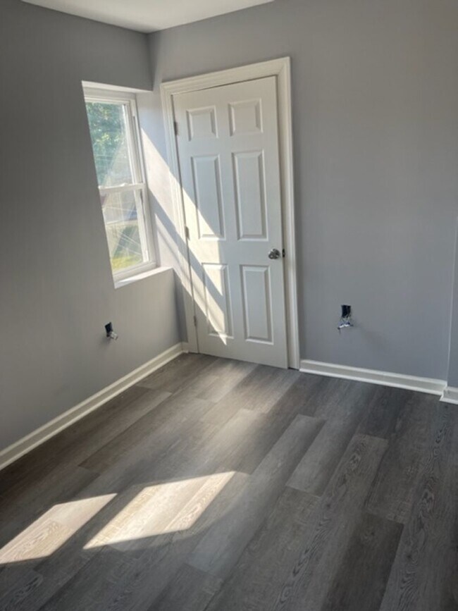 Building Photo - Beautifully Updated 2 Bedroom