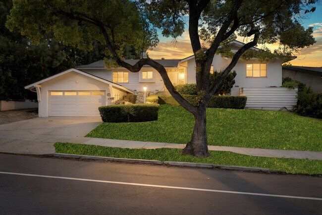 Foto del edificio - 2332 Hillhurst Ave