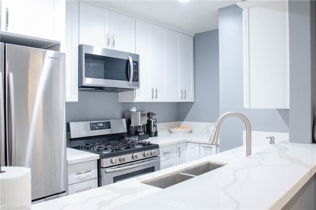 Foto del edificio - 4705 Kester Ave