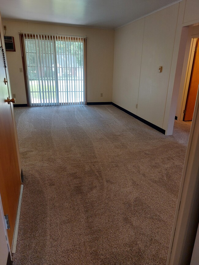 Living Room/Dining Area - 100 Winwood Dr