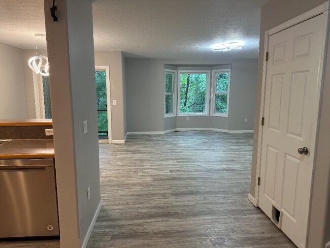 Foto del edificio - 4033 Sherwood Forest Dr