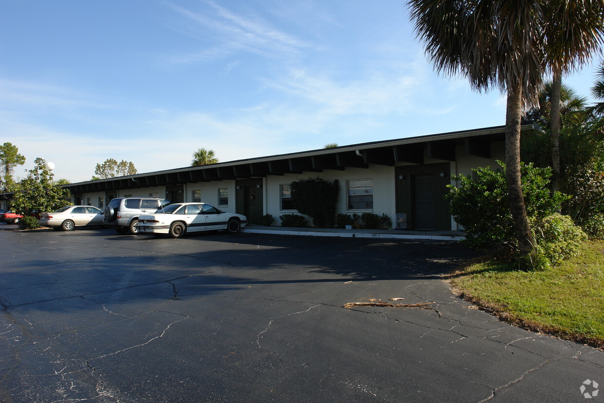 Building Photo - The Oasis Apartments