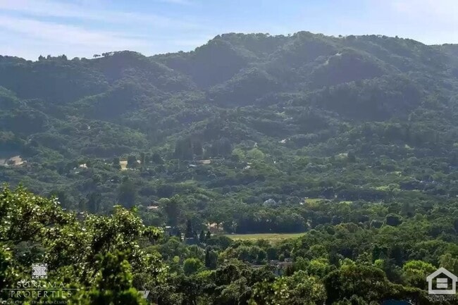 Foto del edificio - Beautiful 4bd/3.5ba Updated Custom House with Valley Views