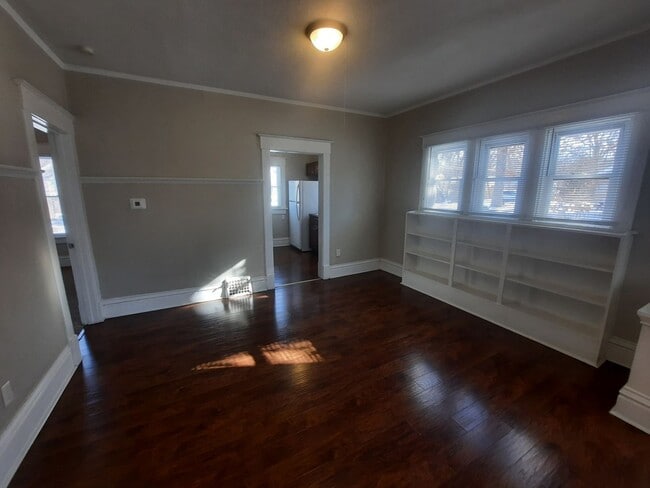 Building Photo - 2 Bedroom, 1 Bathroom home near Drake Univ...