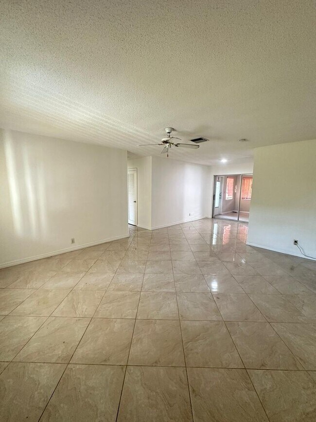 Foto del edificio - 55+ Community Tamarac Single Family 2 bedr...