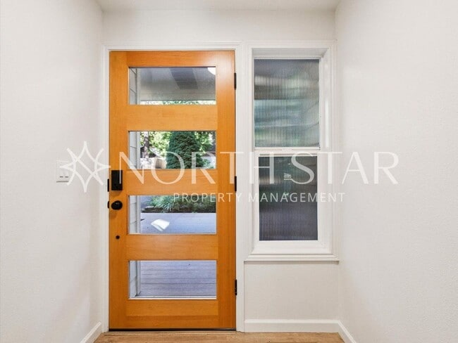 Building Photo - Lake Oswego Home for Lease – Fully Remodeled