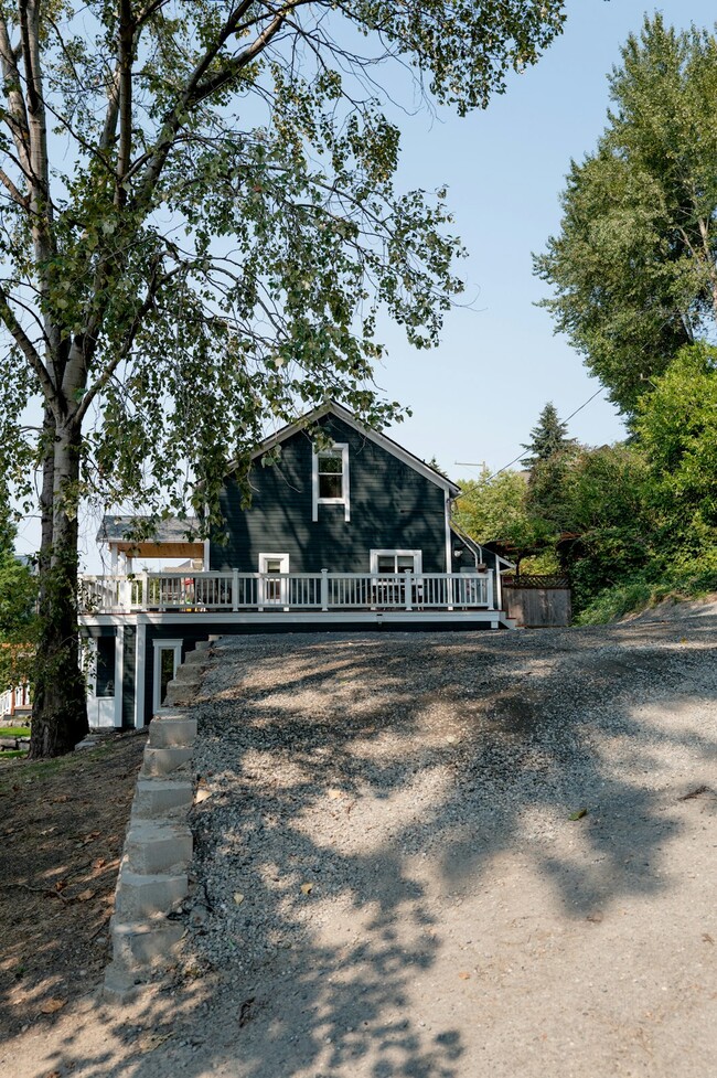 Building Photo - Unit A 1126 Hiawatha Pl S
