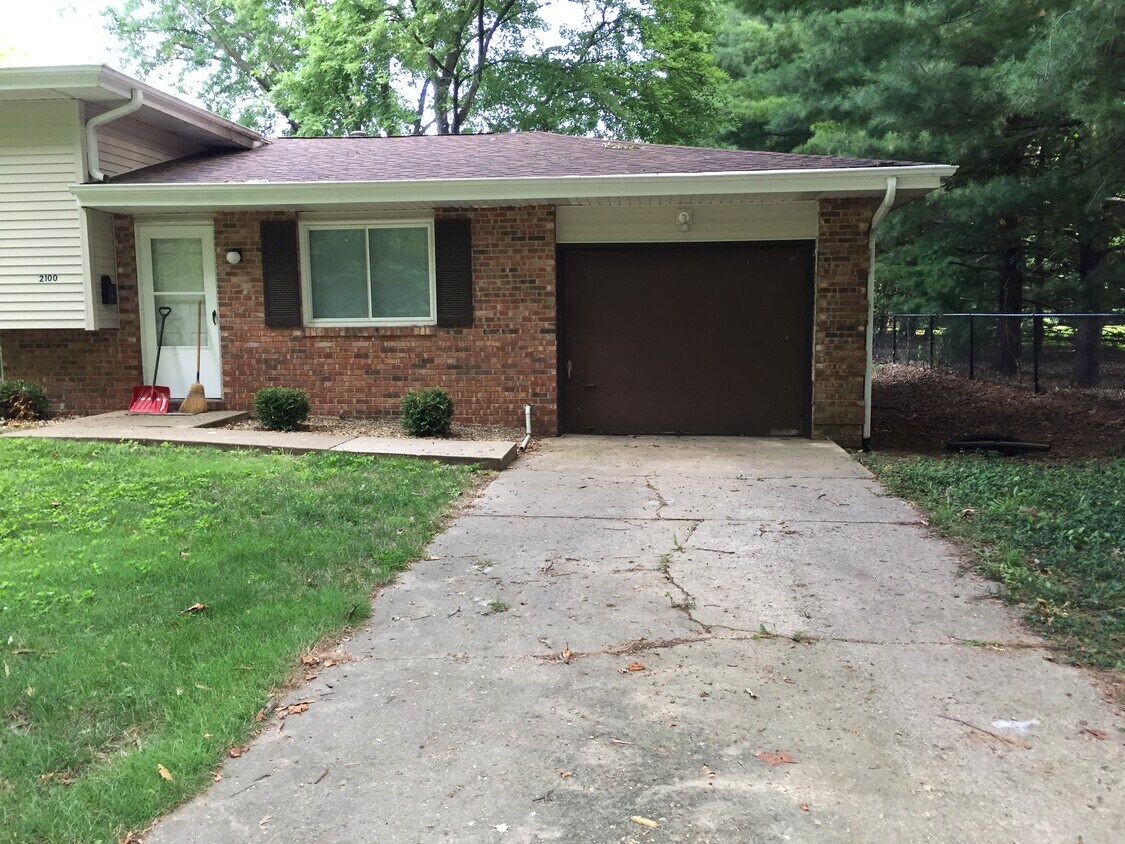 Foto principal - 2100 E Hazel Dell Rd