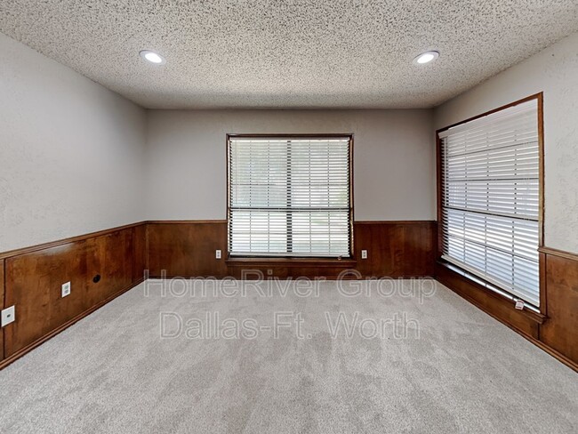 Building Photo - 1108 Huntington Dr