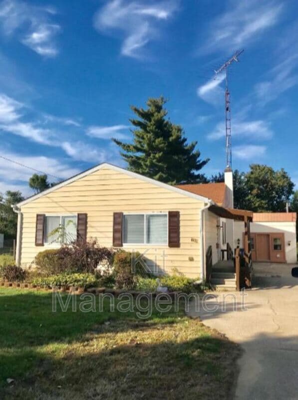 Building Photo - 758 Wyman St
