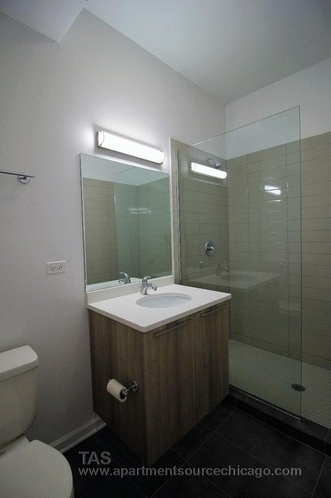 Building Photo - Loft-style condo-quality 2 Bed/2 ba IN UNIT LAUNDRY!!