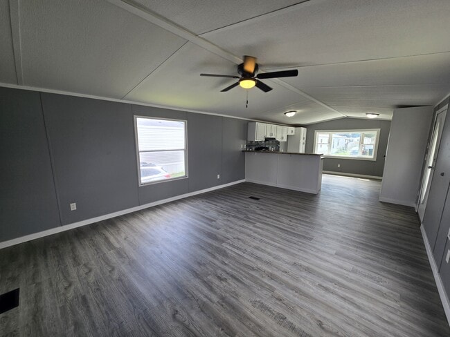 Building Photo - 700 W Ridgeway Ave
