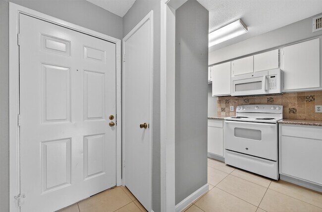 Foto del edificio - 18800 Egret Bay Blvd