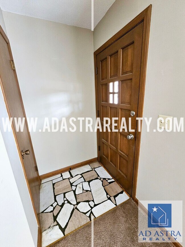 Foto del edificio - Spacious Duplex in Independence-Available ...