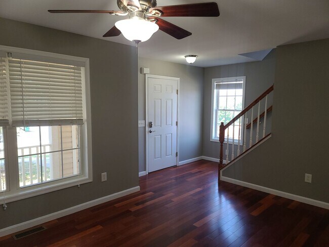 Building Photo - 3 Bedroom 2 1/2 bath end unit Townhome for Rent in Waynesboro