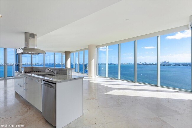 Building Photo - 2 br, 2.5 bath Condo - 601 NE 36th St Apt ...
