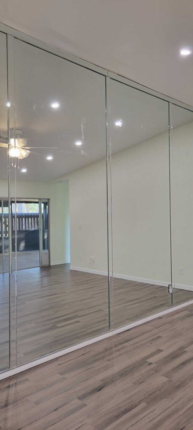 Foto del edificio - 5622 Foxlake Dr