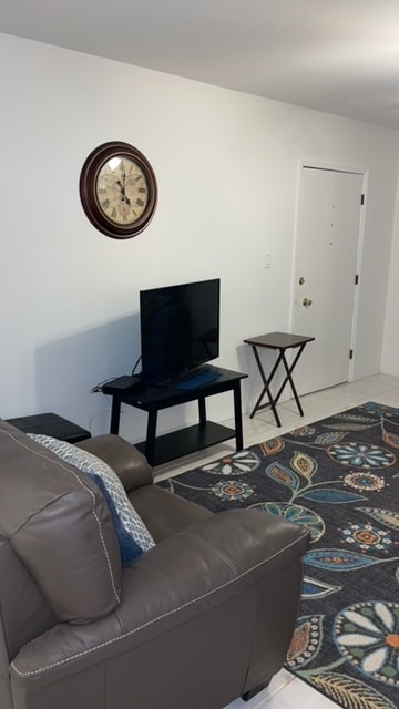 TV/Front Door - 4158 Tamiami Trl