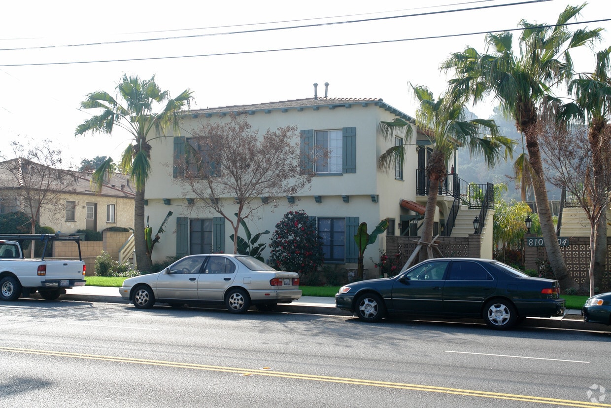 Building Photo - 804-810 E Chevy Chase Dr