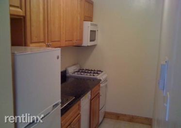 Building Photo - 225 W 71st St