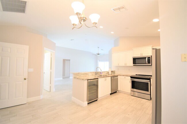 Building Photo - ** QUEENS PARK AT KINGS LAKE ** 3 BED / 2 ...