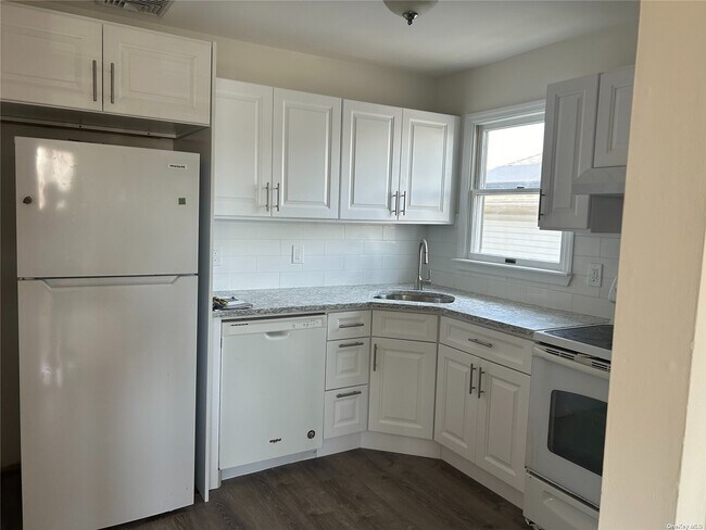 Building Photo - 3559 Bayview St