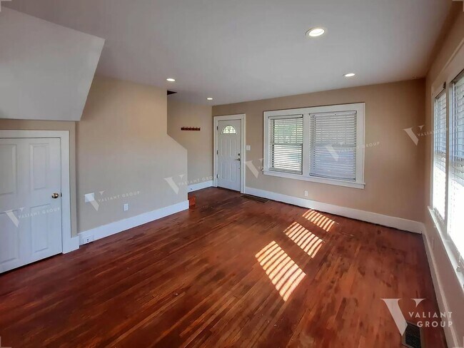 Foto del edificio - Spacious  5-Bedroom, 3-Bath Home in Midtown Springfield