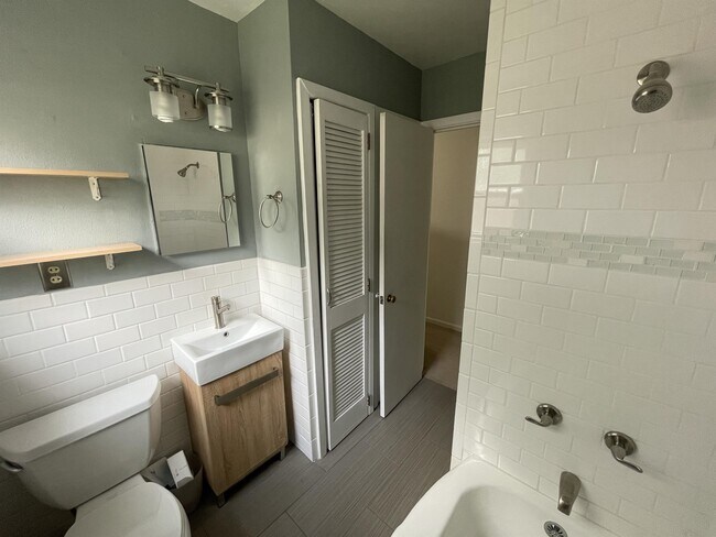 Building Photo - 3713 Noble Dr