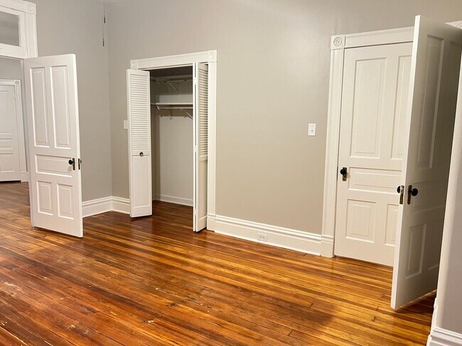 Foto del edificio - Extremely Spacious and Bright 2-Bedroom Ap...