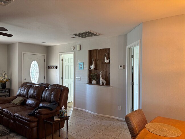 Foto del edificio - Welcome to this stunning updated 2-bedroom, 2-bathroom home on a lake located in the vibrant comm...