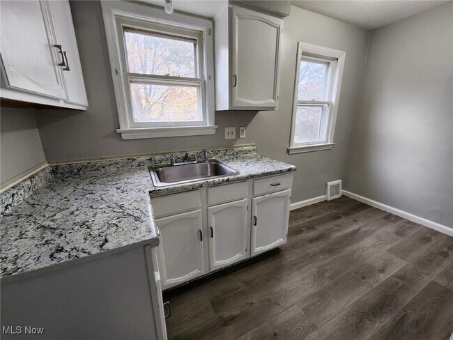 Foto del edificio - 21170 Fuller Ave