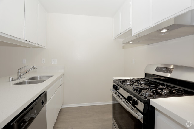 2BR, 2BA - 950 SF - The Village at Granada Hills