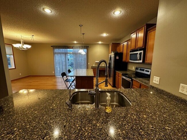 Foto del edificio - Beautiful End-Unit Cobblestone Lake 3 Bed ...