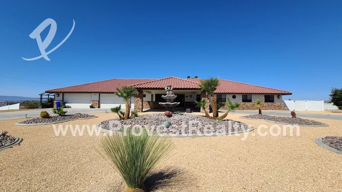 Foto principal - Huge 5 Bedroom, 2.5 Bath with 8 Car Garage...