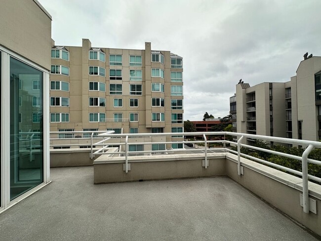 Building Photo - Luxury Corner 1BR/1BA Condo with Deck in t...