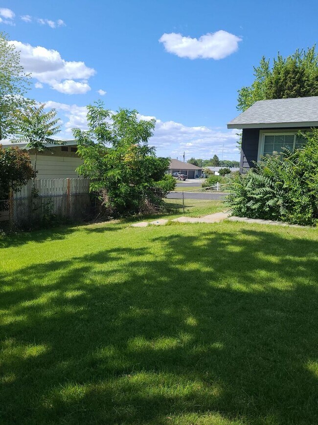 Building Photo - Close to town/Bonus Room/ Dedicated Office/ Garage