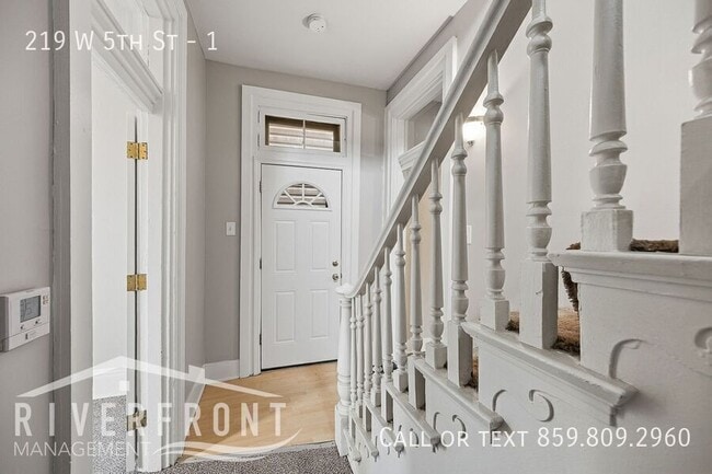 Foto del edificio - 219 W 5th St