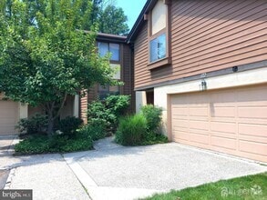 Building Photo - 172 Sayre Dr