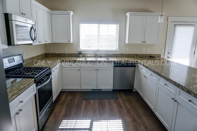 Building Photo - 858 S Aspen Way