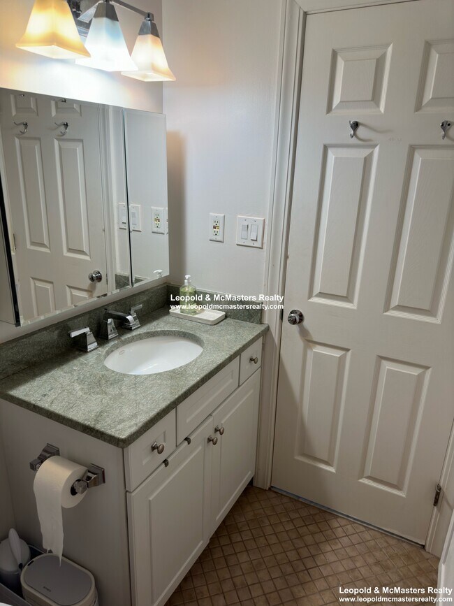 Building Photo - 81 Chestnut St