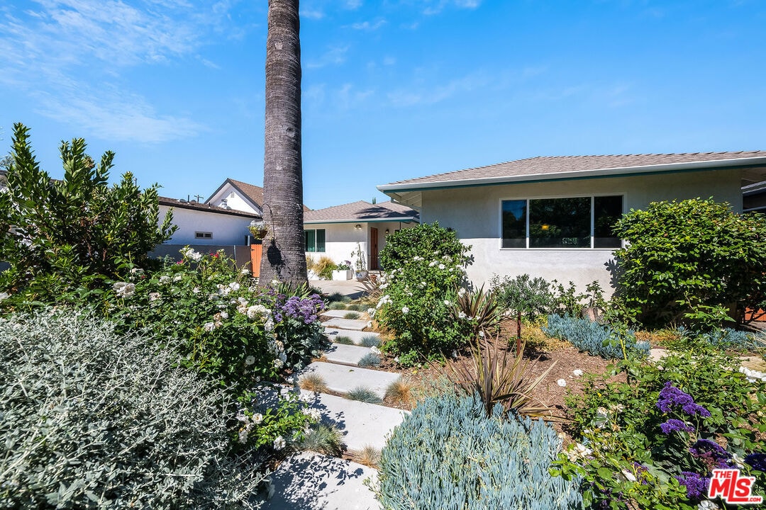 Primary Photo - 5651 Mammoth Ave