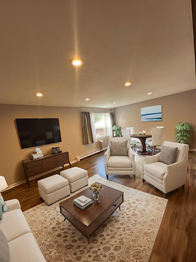 Building Photo - 1428 W Fargo Ave