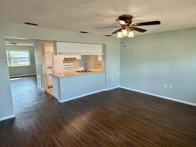 Building Photo - Beautiful Palm Harbor 2/2 Located on Peace...