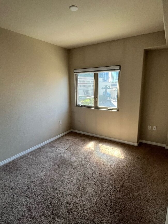 Building Photo - Spacious 2 Bed/2Bath In The Heart Of Downt...