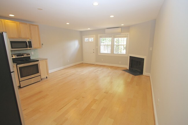 Building Photo - Updated 1BR/1Ba - East Capitol Hill