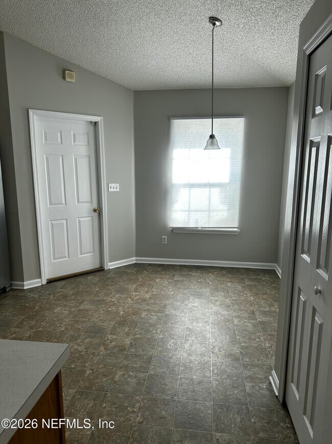 Foto del edificio - 2994 Mikris Dr E